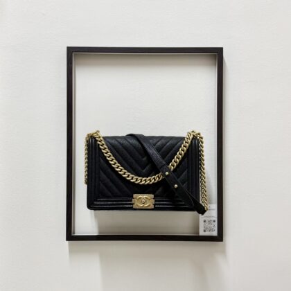 Chanel New Medium Boy Chevron Black Caviar GHW