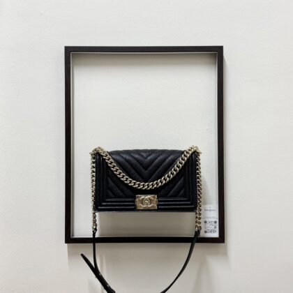 Chanel Old Medium Boy Chevron Caviar Black GHW